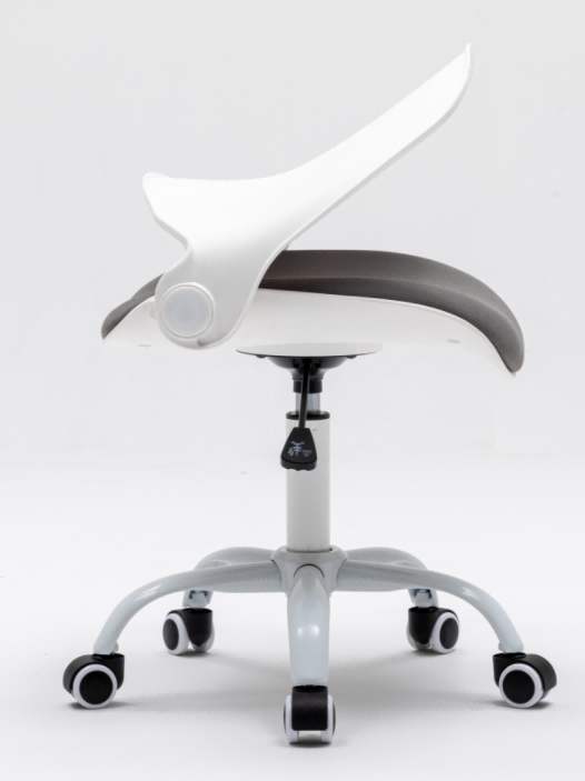 plastic small chair.png