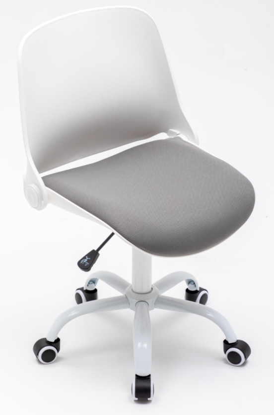 small plastic chair-1.png